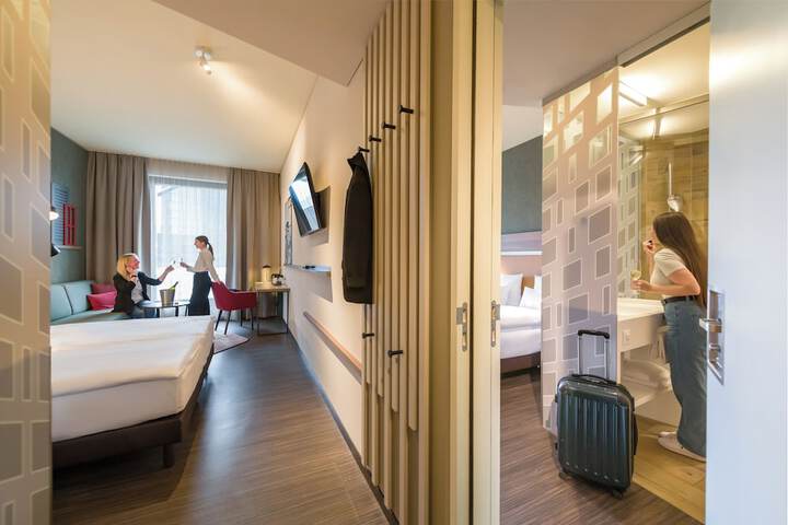 Room 16 of 164