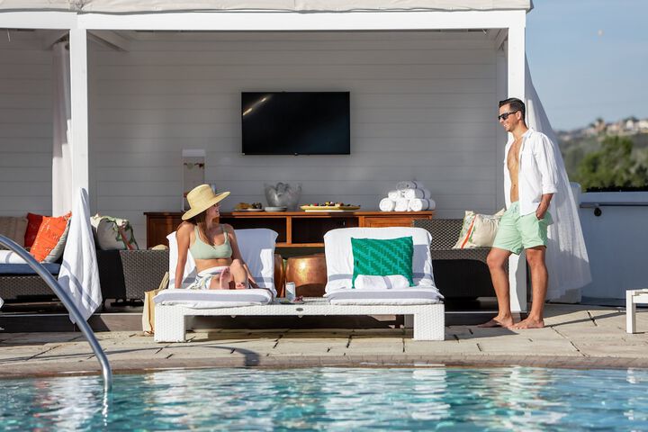 Indoor/outdoor pool