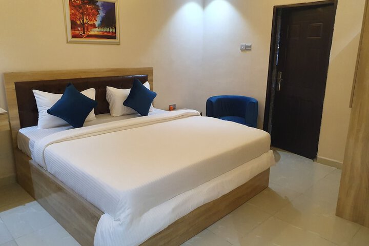 Room 2 of 10