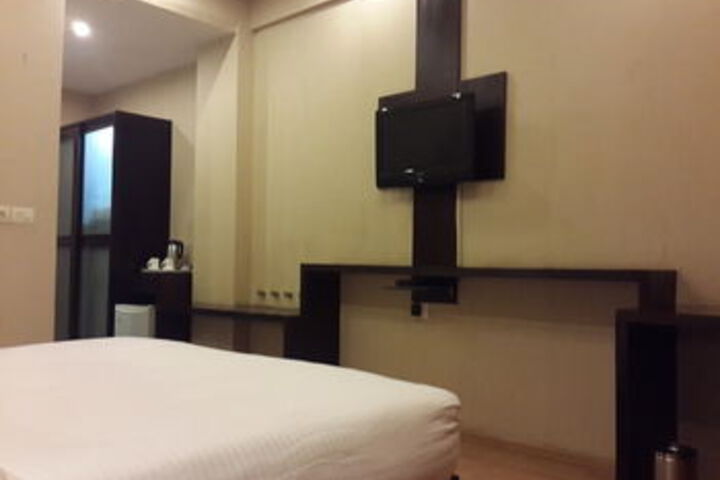 Room 11 of 16