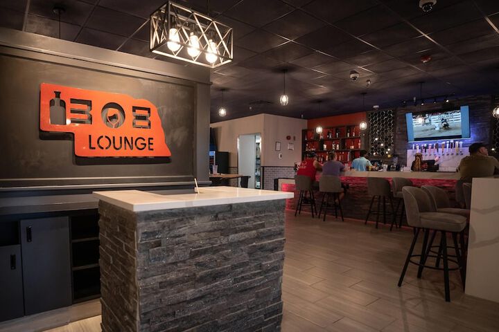 Lounge 22 of 28