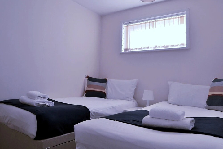 Room 4 of 9