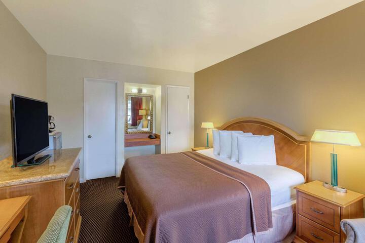 1 King Bed (4 of 6)