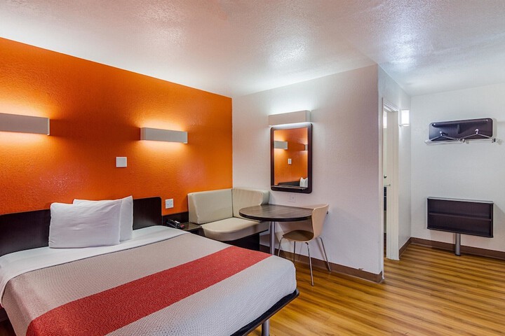 Room 11 of 49