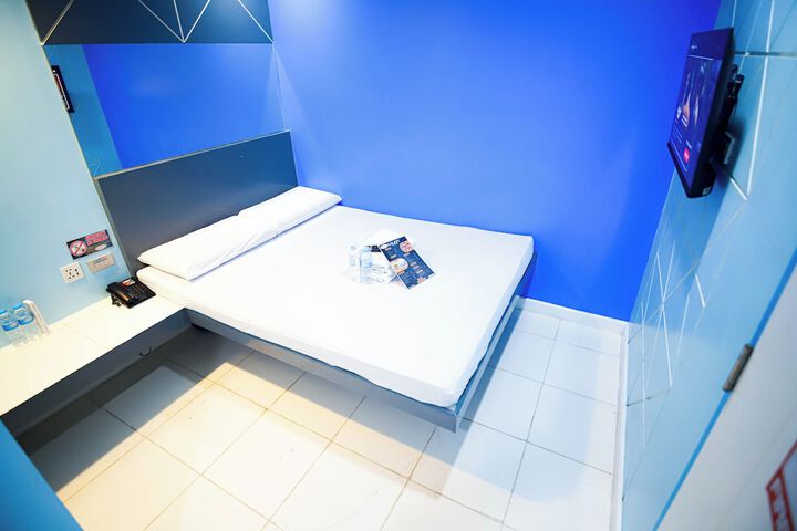 Room 7 of 12