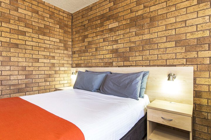 Room 10 of 42