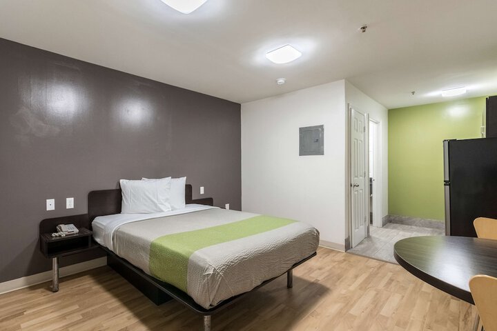 1 Queen Bed Kitchen (2 of 3)
