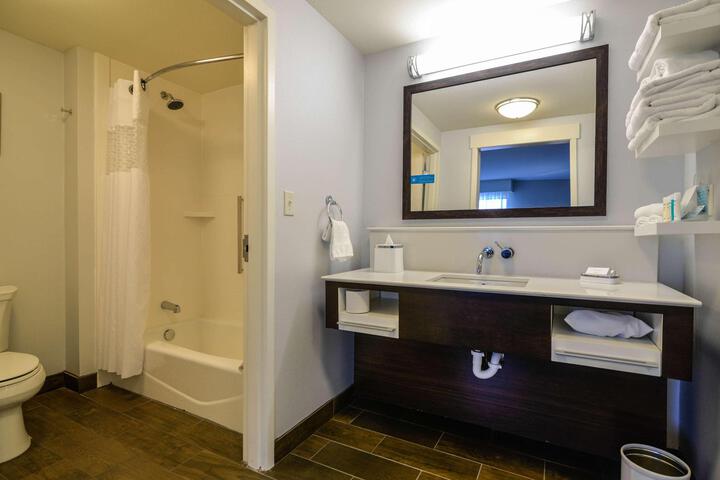 Studio Suite Multiple Beds Microwave Wet Bar