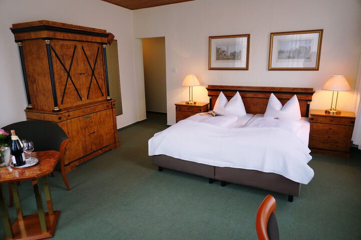 Room 12 of 100