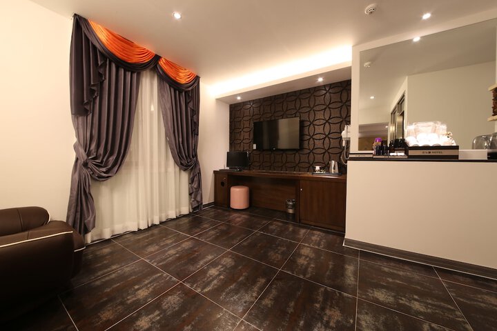 Room 18 of 65