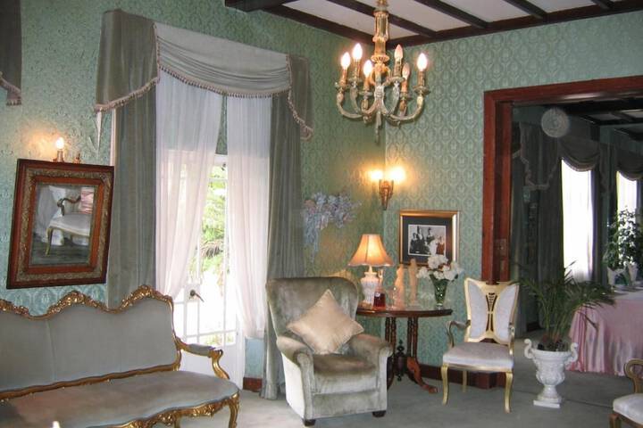 Room 11 of 27