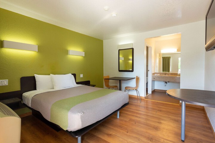 1 Queen Bed (9 of 10)