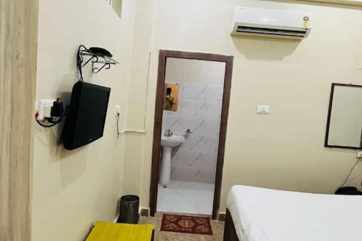 Room 5 of 12