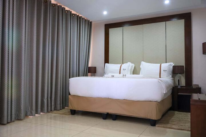 Room 9 of 18