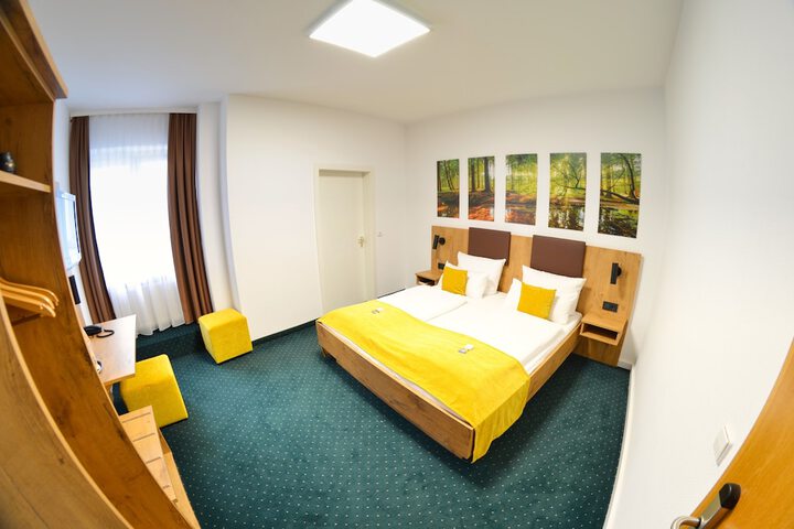 Room 33 of 60