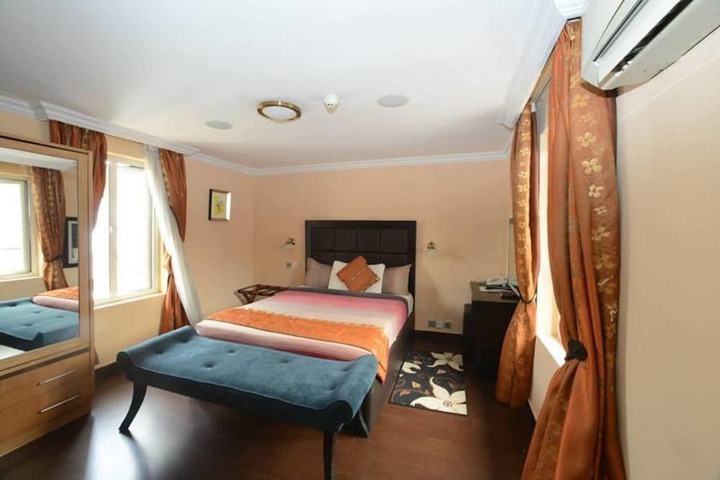 Room 10 of 38