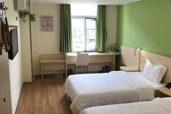Room 4 of 8