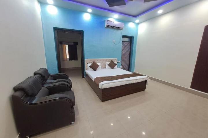 Room 13 of 18