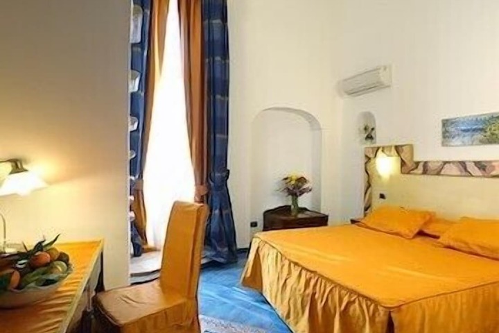 Room 7 of 16