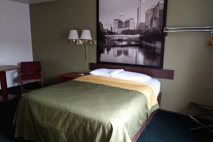 Room 8 of 32