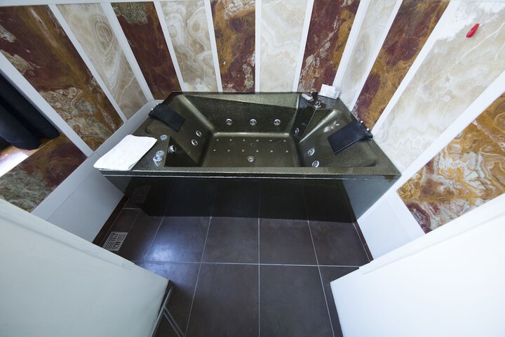 Jetted tub