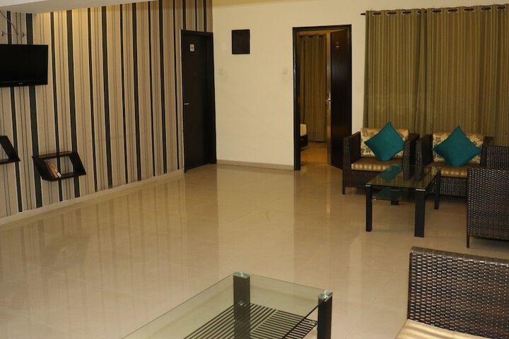 Lounge 23 of 24