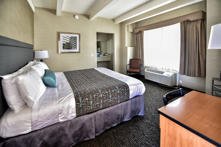 Deluxe King Bed (5 of 9)