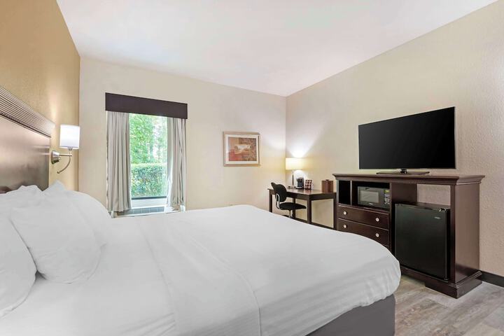 1 King Bed High Speed Internet Accessible Microwave and Refrigerator Flat Screen Television Desk Full Breakfast (5 of 14)