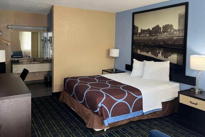 1 Queen Bed (13 of 15)