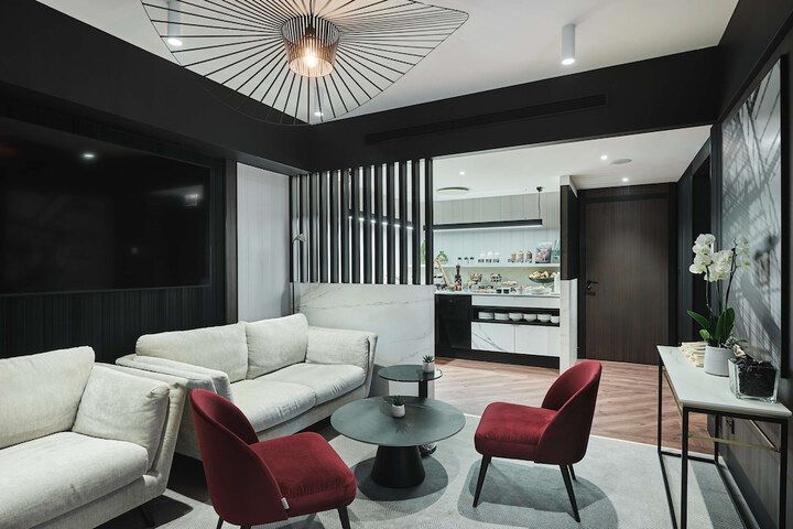 Lounge 116 of 145
