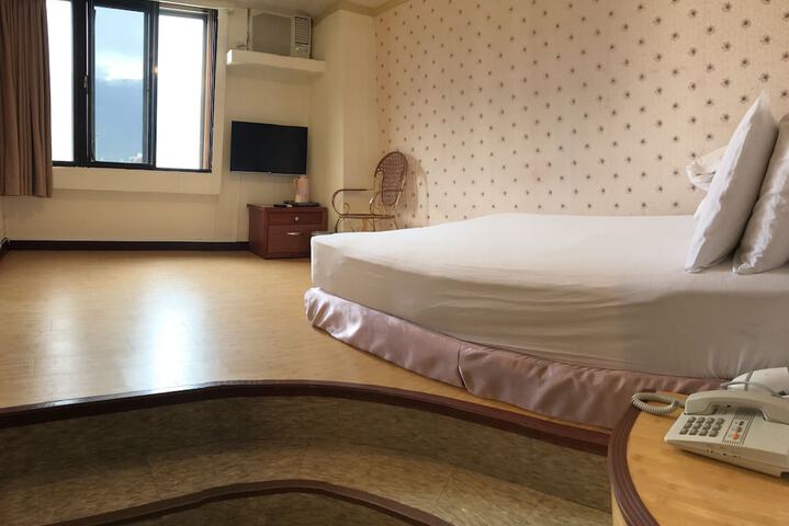 Room 28 of 35
