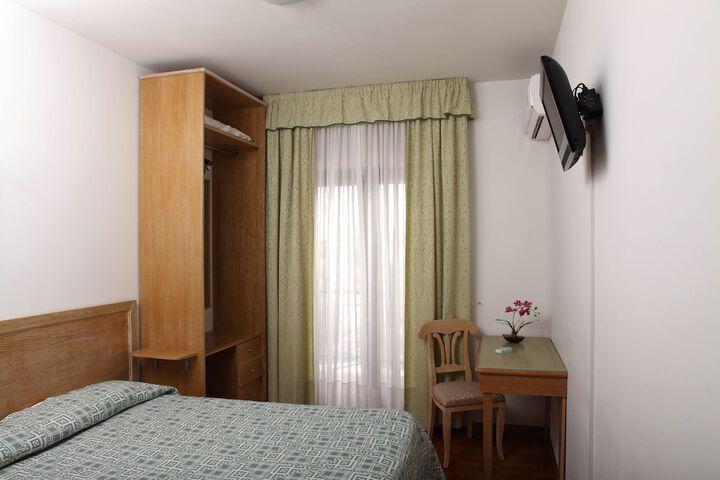 Room 11 of 33