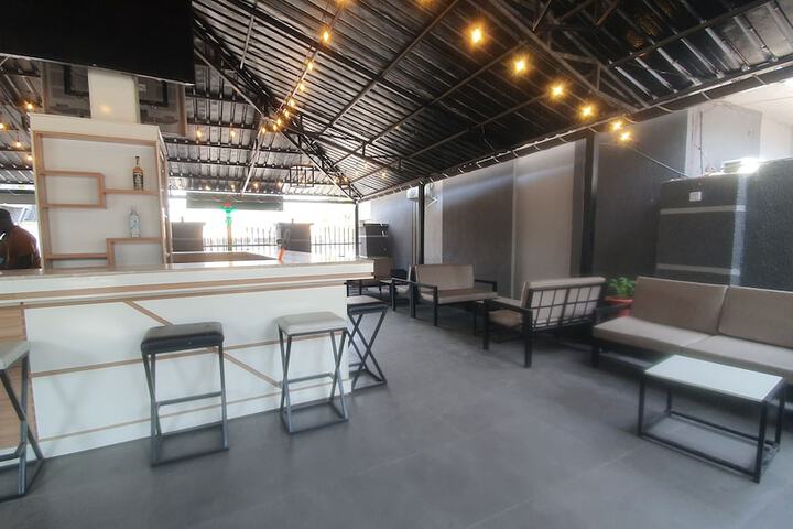 Lounge 11 of 18