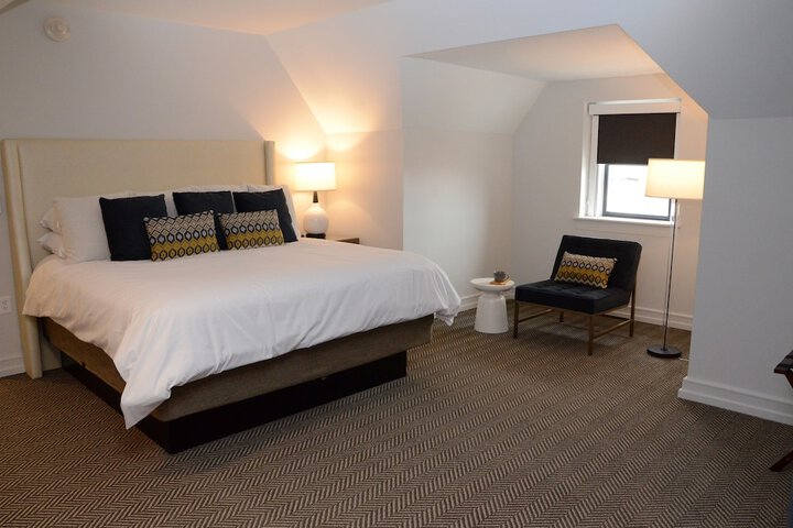 1 King Bed (5 of 17)