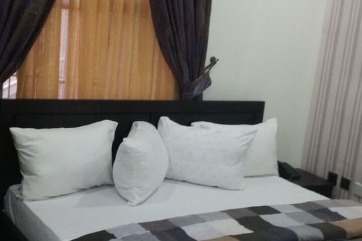 Room 6 of 12