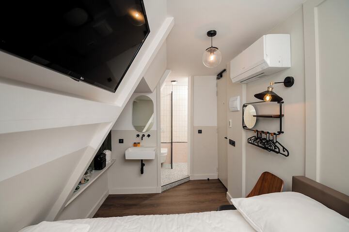 Room 32 of 50