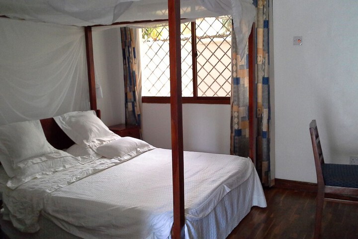 Room 3 of 28