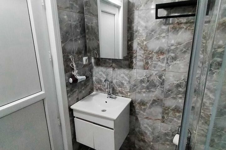 Room 13 of 121