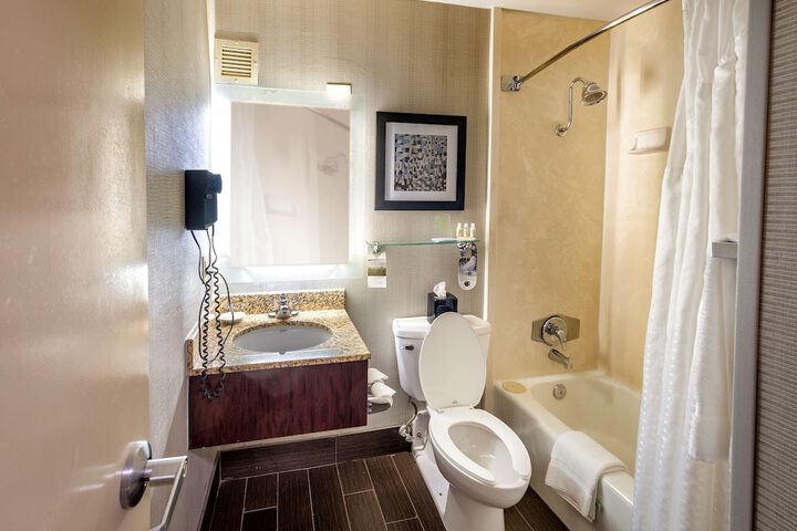 1 King Bed Sofa Bed Work Desk Refrigerator WiFi Keurig Coffee Maker Full Breakfast (14 of 15)