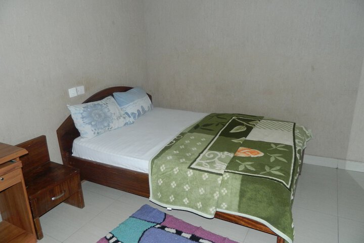 Room 6 of 28