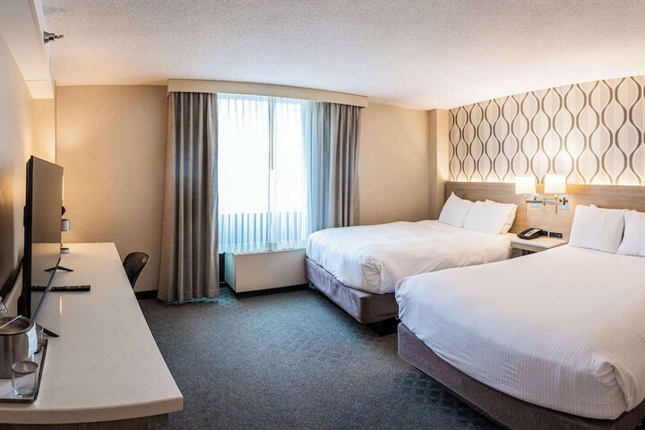1 Queen Bed (8 of 8)