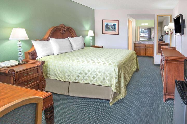 1 Queen Bed (5 of 10)