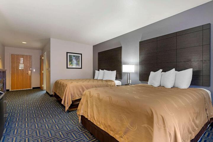 1 Queen Bed (6 of 15)