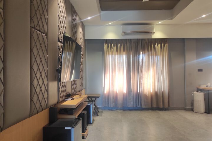 Room 2 of 66