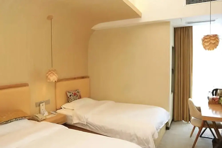 Room 5 of 10