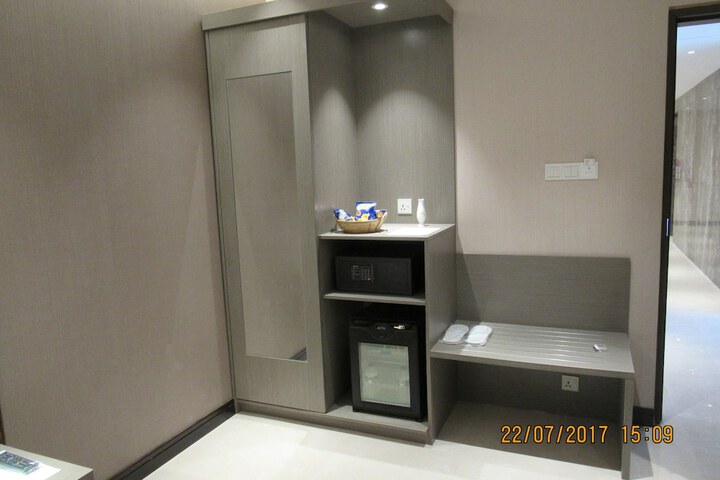 Lounge 8 of 14