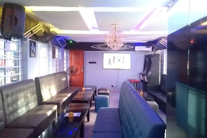 Lounge 30 of 39