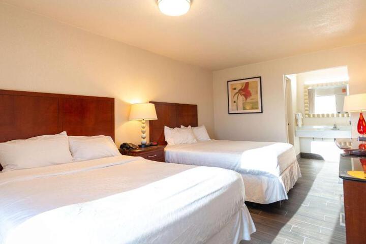 1 Queen Bed (10 of 10)