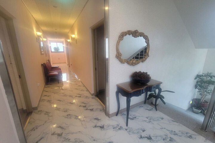 Room 13 of 21