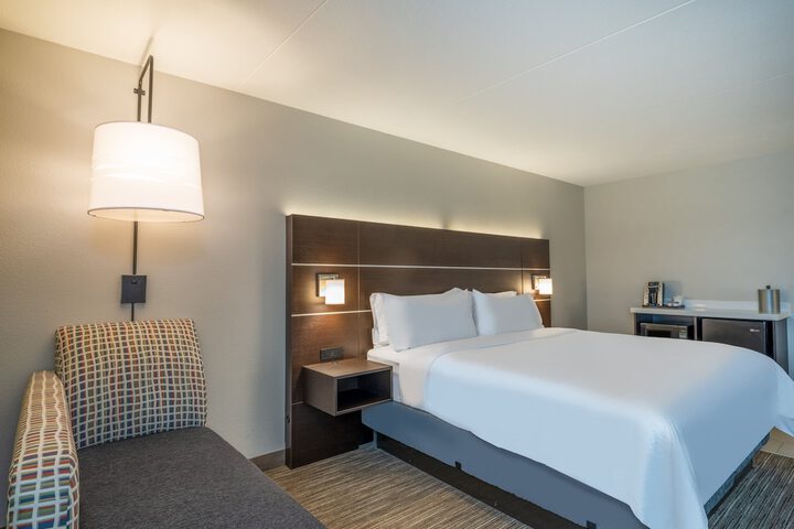 Standard King Bed Accessible (3 of 19)